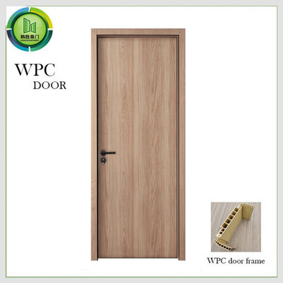 Un buen precio. Diseño de madera del panel WPC de las puertas residenciales compuestas del PVC HDF en línea
