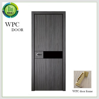 Un buen precio. La piel de madera sólida impermeable del PVC de la puerta de WPC acabó uso del apartamento en línea