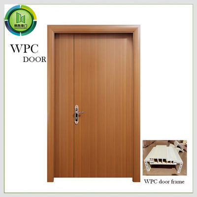 Un buen precio. Tipo desigual reciclable plano impermeable de la puerta deslizante de WPC para el cuarto de baño en línea