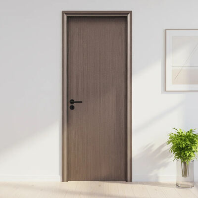 El diseño moderno y elegante de la puerta hueca de WPC complementa varios estilos interiores